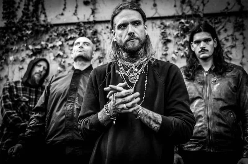 Vitriol se rompe en plena gira: abandonan a su cantante en una gasolinera