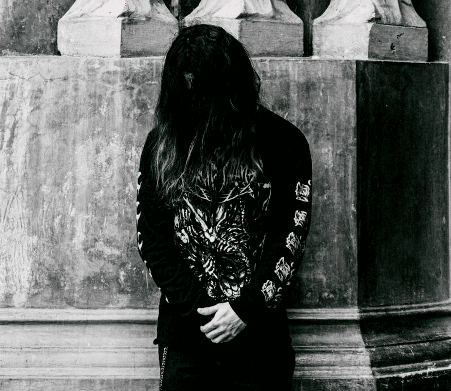 Adversaria emerge desde la penumbra con "Bluetreich"