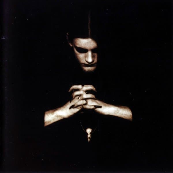 Nattestid ser porten vid