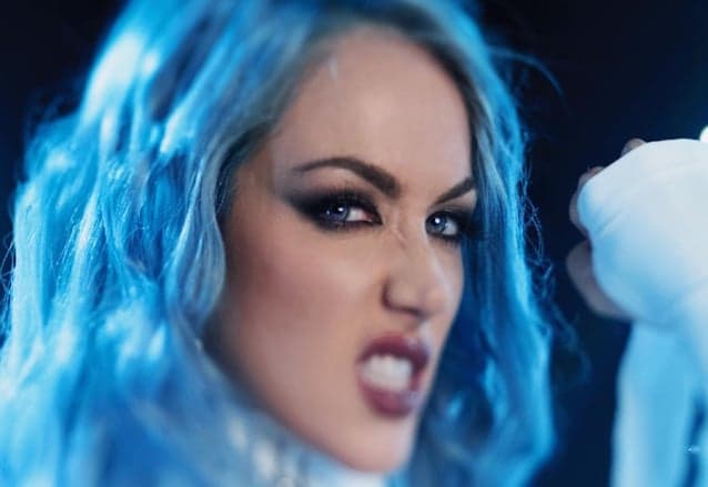 Alissa White-Gluz vuela en solitario con Blue Medusa: 'Es liberador no encajar en una caja'