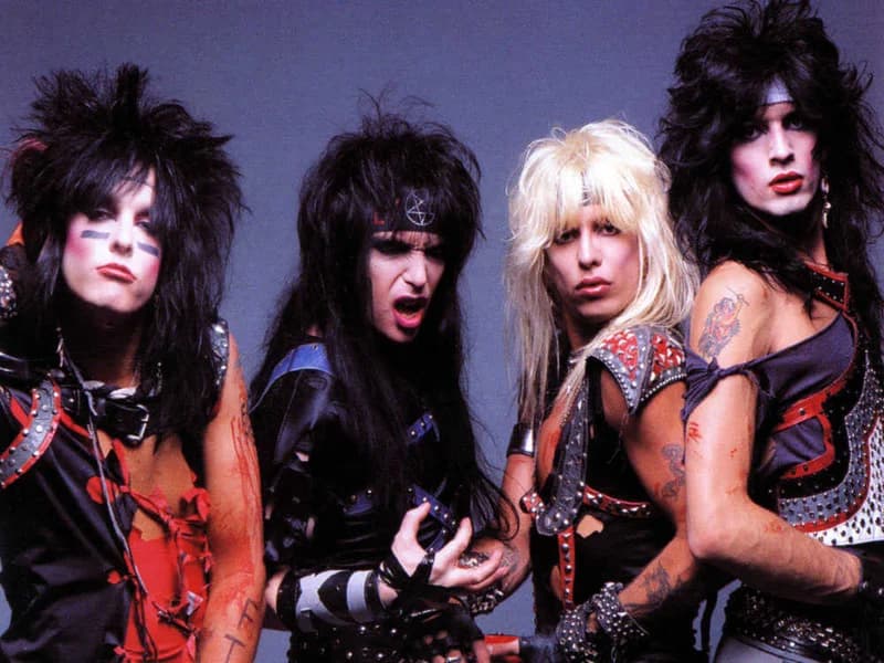 La caída de Vince Neil (Mötley Crüe) tras el accidente automovilístico.